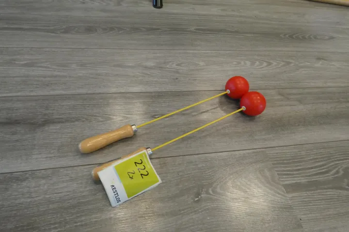 2x Schwungball, rot/gelb, mit Holzgriff